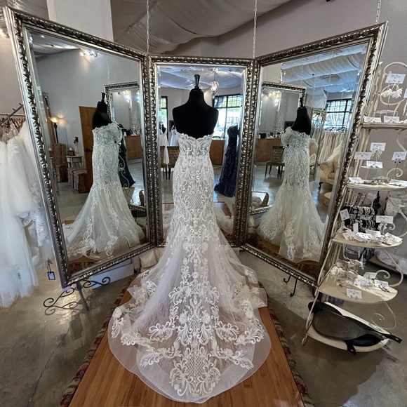 Sample Allure Bridal Gown Style 9560, Fit N Flare - Picture 2 of 7